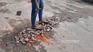 বাগেরহাট পৌরসভার বেশির ভাগ রাস্তা বেহাল, ভোগান্তি