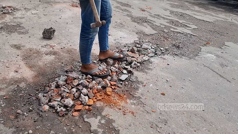 বাগেরহাট পৌরসভার বেশির ভাগ রাস্তা বেহাল, ভোগান্তি