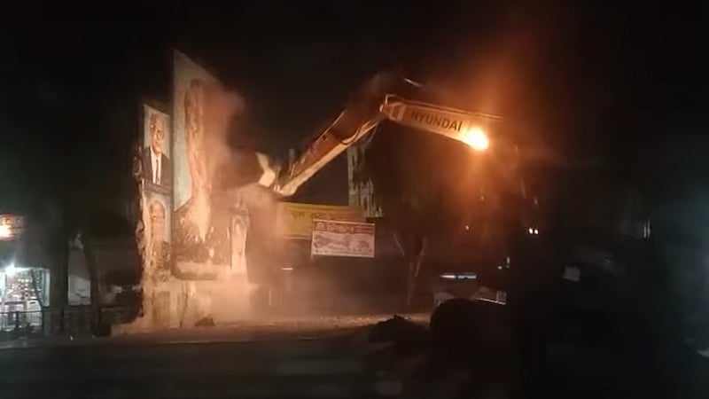 টাঙ্গাইলে গুঁড়িয়ে দেওয়া হল বঙ্গবন্ধু ও জাতীয় চার নেতার ম্যুরাল