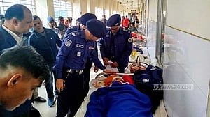 বরিশালে চোরাই গরু উদ্ধারে গিয়ে হামলায় ৪ পুলিশ সদস্য আহত