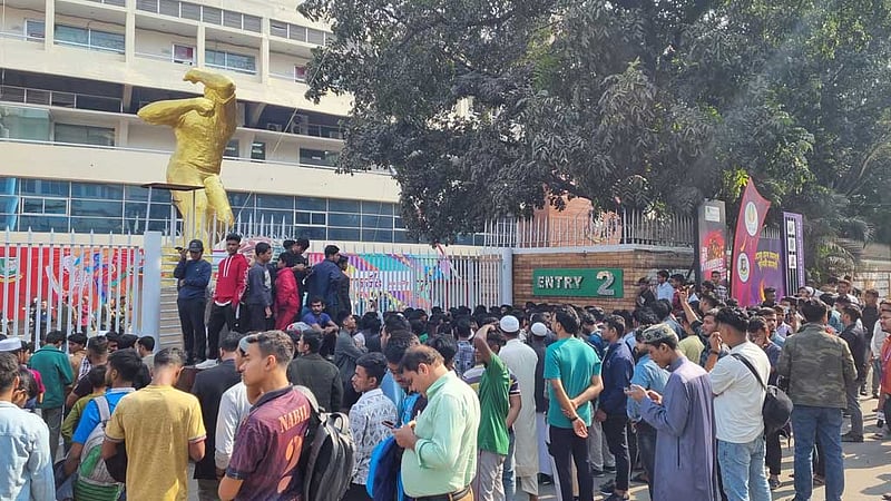 বিপিএলের টিকেট না পেয়ে মিরপুর স্টেডিয়ামে তোলপাড়