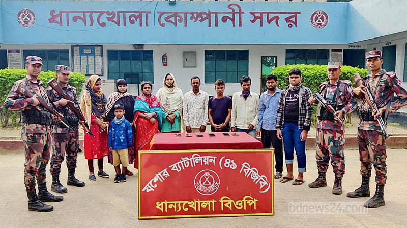 শার্শা সীমান্ত দিয়ে বাংলাদেশে ঢোকার সময় আটক ১৬
