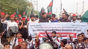 ভারতীয় মিডিয়ায় ‘অপপ্রচার’: বেনাপোলে বাদ্য বাজিয়ে শিক্ষার্থীদের বিক্ষোভ