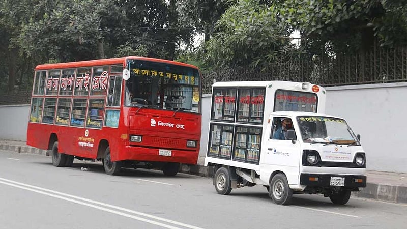 ‘আলো আমার আলো’ বাজিয়ে চলা ভ্রাম্যমাণ লাইব্রেরি কি থেমে যাবে?