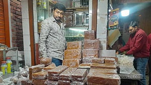 শীতের শুরুতে বগুড়ার বাজারে ‘ভেজাল’ খেজুর গুড়