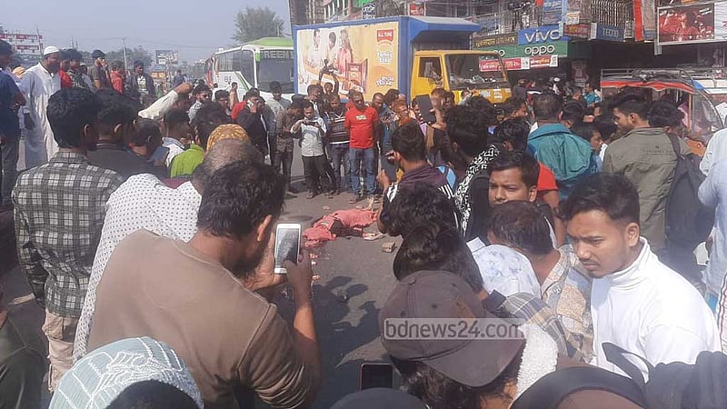 ট্রাকের চাকায় পিষ্ট মা, কোলের শিশু অক্ষত