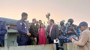 মালিক ফোনে জাহাজের কাউকে পাননি, অন্যরা গিয়ে দেখেন রক্তমাখা লাশ