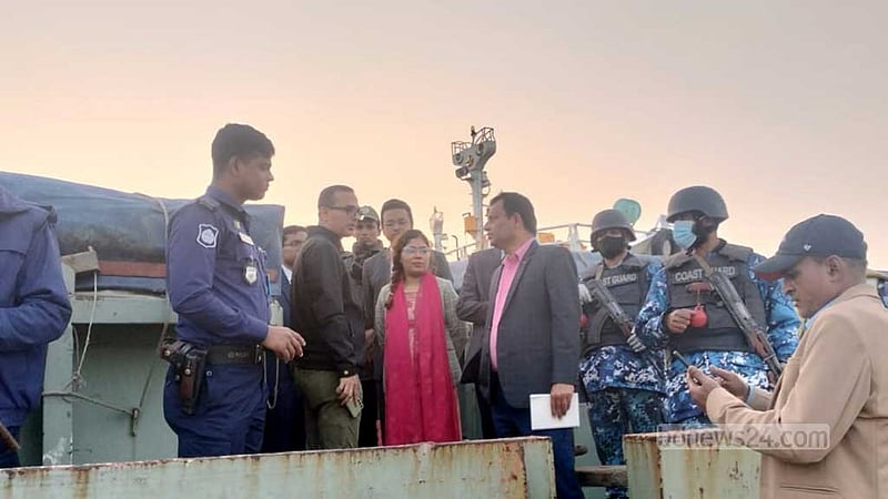 মালিক ফোনে জাহাজের কাউকে পাননি, অন্যরা গিয়ে দেখেন রক্তমাখা লাশ