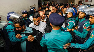 আসামির পক্ষে ওকালতনামা দেওয়ায় চট্টগ্রামের আদালতে তুলকালাম