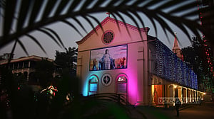 বড়দিনে আলোর সাজ, গির্জায় সেজেছে গোশালা