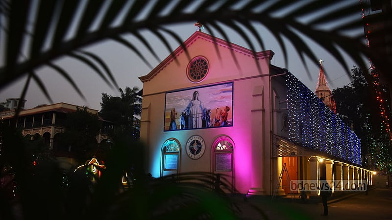 বড়দিনে আলোর সাজ, গির্জায় সেজেছে গোশালা