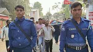 হাতকড়া নিয়েই মায়ের লাশ বইলেন ছাত্রলীগ নেতা