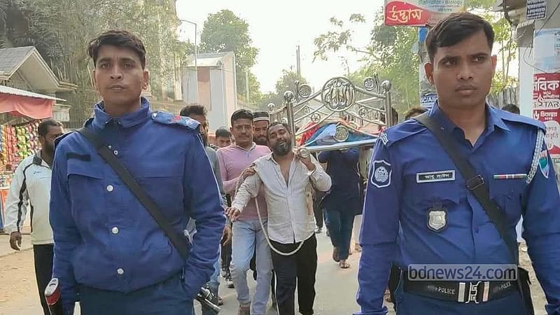 হাতকড়া নিয়েই মায়ের লাশ বইলেন ছাত্রলীগ নেতা