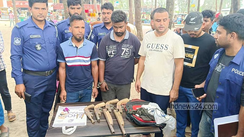 কক্সবাজার সমুদ্রসৈকত থেকে অস্ত্র-গুলিসহ ২ যুবক আটক