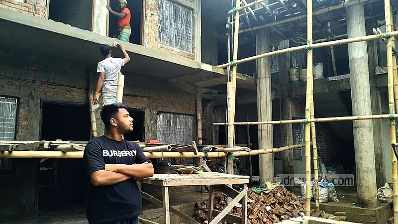 সেন্ট মার্টিনে পর্যটক সীমিত, তবে উঠছে বহুতল ভবন