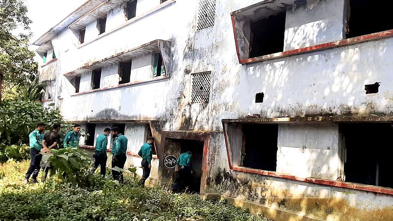 যুবকটির পরিচয় কী, কারা করল খুন, উত্তর খুঁজছে পুলিশ