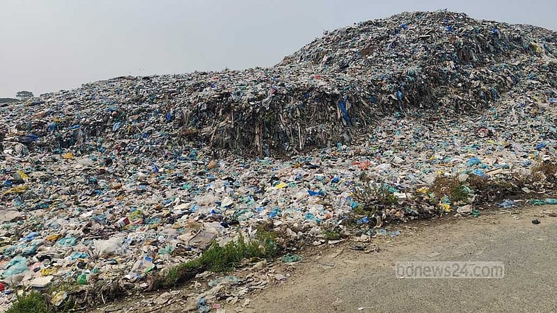 বর্জ্যের ‘পাহাড়ে’ নাকাল দশ গ্রামের মানুষ