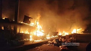 চান্দিনায় আগুনে পুড়ল অর্ধশতাধিক দোকান
