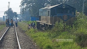 লাকসামে ইঞ্জিন লাইনচ্যুত, আড়াই ঘণ্টা পর ছেড়ে গেল মেঘনা এক্সপ্রস