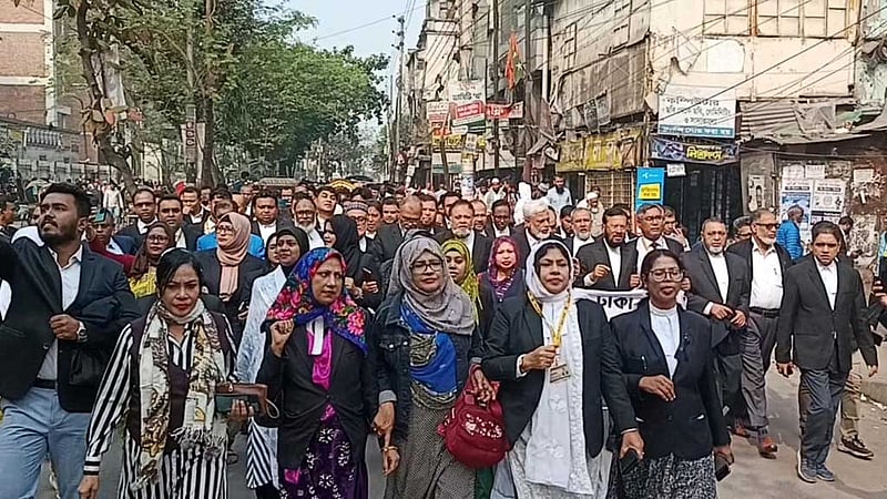 শেখ হাসিনার বিচার দাবিতে আইনজীবীদের মিছিল