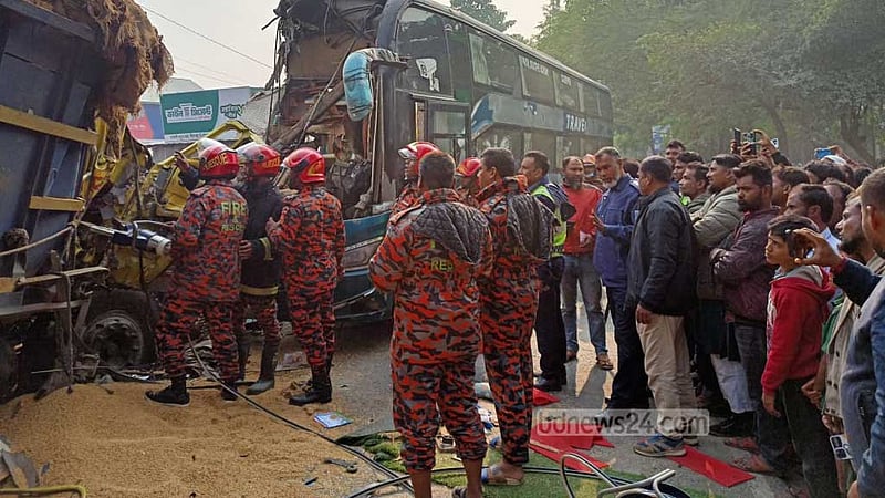 দিনাজপুরে ট্রাক-বাসের সংঘর্ষে দুই চালকসহ নিহত ৩, আহত ১২