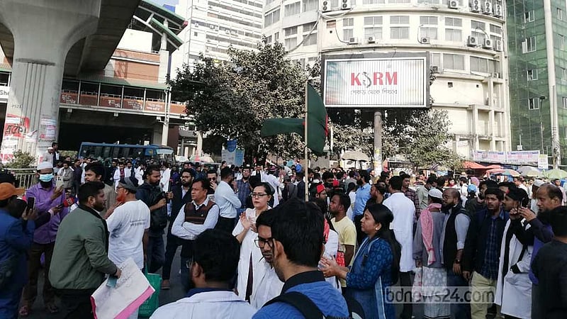 ফের কর্মবিরতিতে ট্রেইনি চিকিৎসকরা, শাহবাগে অবস্থান