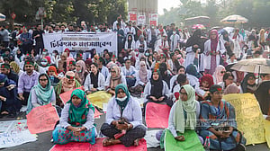 ১১ ঘণ্টা পর শাহবাগ ছাড়লেন ট্রেইনি চিকিৎসকরা