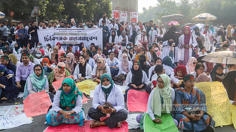 ১১ ঘণ্টা পর শাহবাগ ছাড়লেন ট্রেইনি চিকিৎসকরা