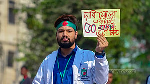 আবার সড়কে ট্রেইনি চিকিৎসকরা