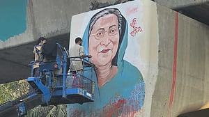 ঢাবিতে ‘ঘৃণার প্রতীক’ হাসিনার সেই ছবি আবার আঁকা হল