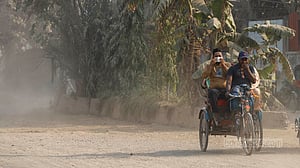 বেহাল সড়কের সঙ্গে ধুলার ভোগান্তি