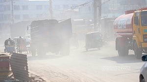 ধুলায় ঢাকা চারিদিক, মুখে উঠেছে মাস্ক