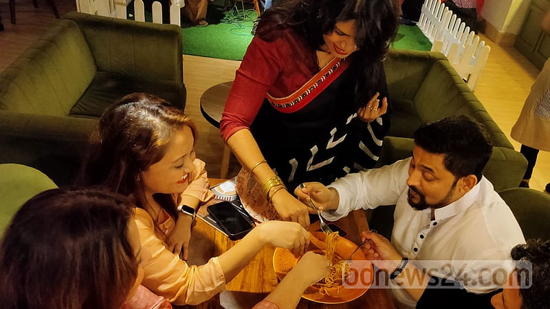 ছুটির দিনে যেভাবে খাবার খেয়ে বাড়ছে পেটের মেদ