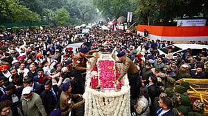 রাষ্ট্রীয় মর্যাদায় মনমোহন সিংয়ের শেষকৃত্য সম্পন্ন, দেশবাসীর শ্রদ্ধা নিবেদন