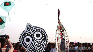 পদ্মার চরে বর্ণিল ঘুড়ি উৎসবে হাজারো মানুষ