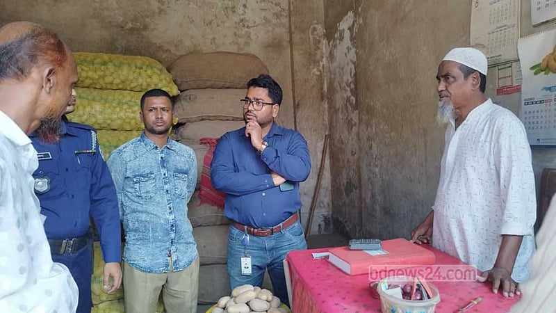 ‘অতিরিক্ত দামে’ আলু বিক্রি, ফেনীতে ৪ ব্যবসায়ীর জরিমানা