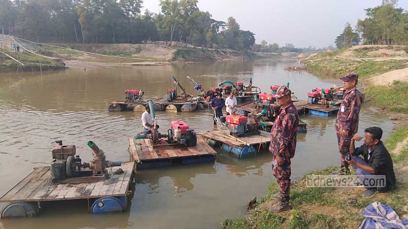ফেনীতে অবৈধভাবে বালু উত্তোলন: ৩৫ ড্রেজার মেশিন ও সরঞ্জাম জব্দ