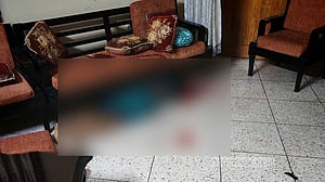 ঘরে গৃহকর্মীর রক্তাক্ত লাশ, ‘ছুরি হাতে পালাল যুবক’