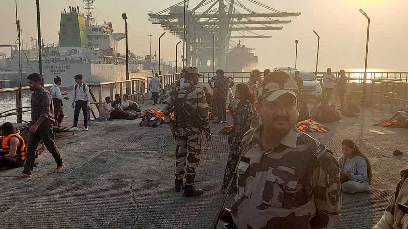 ভারতে ফেরির সঙ্গে নৌবাহিনীর স্পিডবোটের সংঘর্ষ, নিহত ১৩