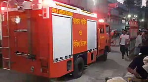 বনশ্রীতে আবাসিক ভবনে অগ্নিকাণ্ড