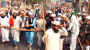 গাজীপুরে সাদপন্থিদের ইজতেমা ঠেকাতে সড়ক অবরোধে জুবায়েরপন্থিরা, গাড়ি ভাঙচুর