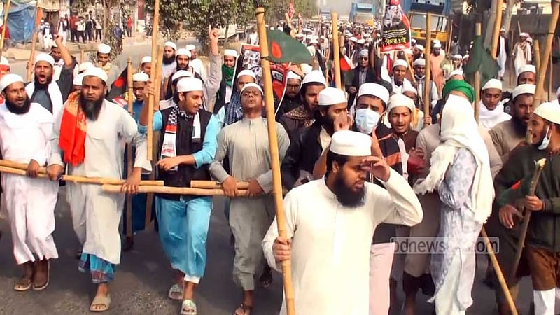 গাজীপুরে সাদপন্থিদের ইজতেমা ঠেকাতে সড়ক অবরোধে জুবায়েরপন্থিরা, গাড়ি ভাঙচুর