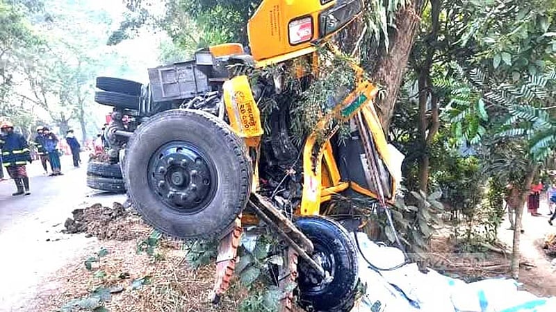 গোপালগঞ্জে ট্রাক দুর্ঘটনায় চালকের, বিদ্যুৎস্পৃষ্টে আরও ১ জনের মৃত্যু
