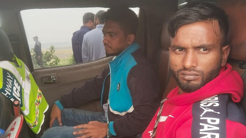 গোপালগঞ্জে ৭টি হাতবোমা ও অস্ত্রসহ ২ ‘ডাকাত’ আটক