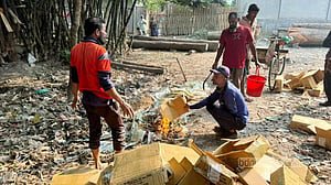 গোপালগঞ্জে অনুমোদনহীন সার জব্দ, ব্যবসায়ীকে জরিমানা