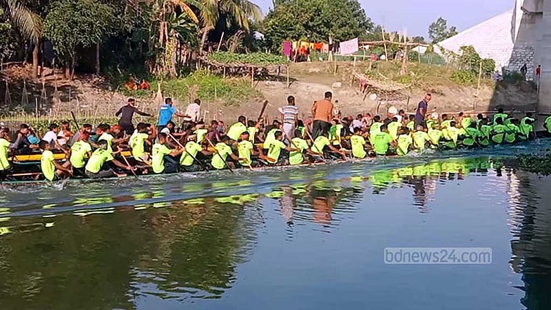 বিজয় দিবসে কুমার নদে নৌকা বাইচ