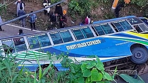 খাগড়াছড়িতে পর্যটকদের বাস উল্টে আহত ২০