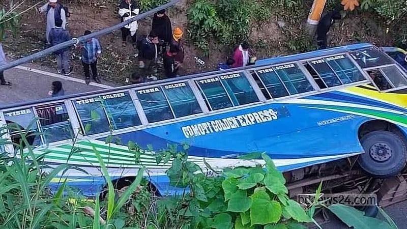খাগড়াছড়িতে পর্যটকদের বাস উল্টে আহত ২০