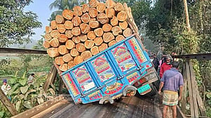 খাগড়াছড়িতে বেইলি সেতুর পাটাতন দেবে যান চলাচল বন্ধ