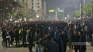খুলনা বিশ্ববিদ্যালয়ের শিক্ষার্থীকে মারধরের ঘটনায় বাস টার্মিনাল অবরোধ